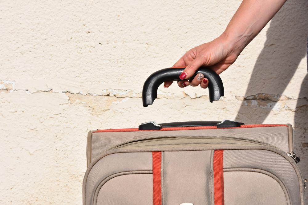 Как отремонтировать выдвижную ручку чемодана своими руками: что делать, когда ручка сломалась по дороге? | категория статей на тему чемоданы