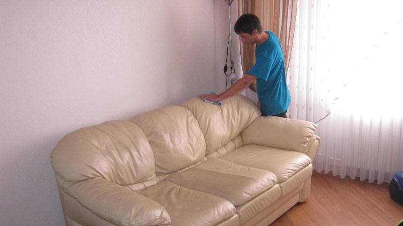 Как почистить кожаный диван в домашних условиях от грязи: быстро и эффективно