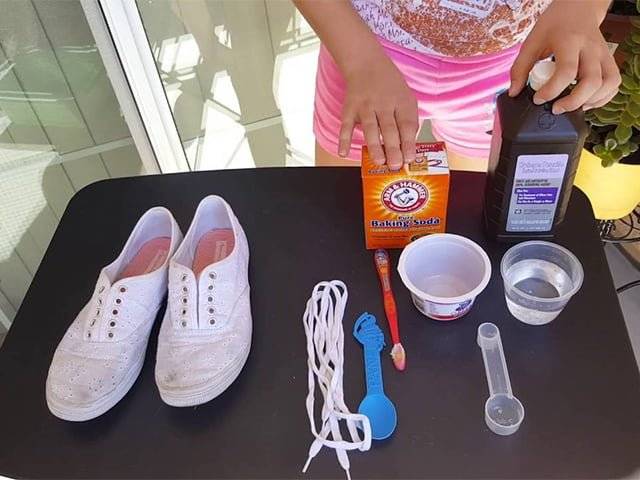 Как отбелить белые шнурки