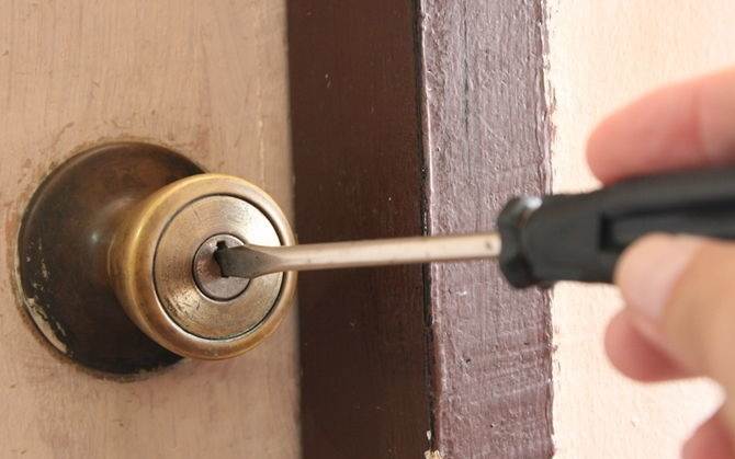 5 способов, как открыть замок межкомнатной двери без ключа