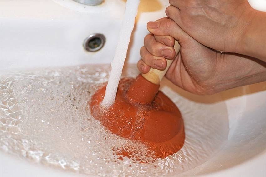 Как легко и быстро устранить засор в ванной: способы и инструкции