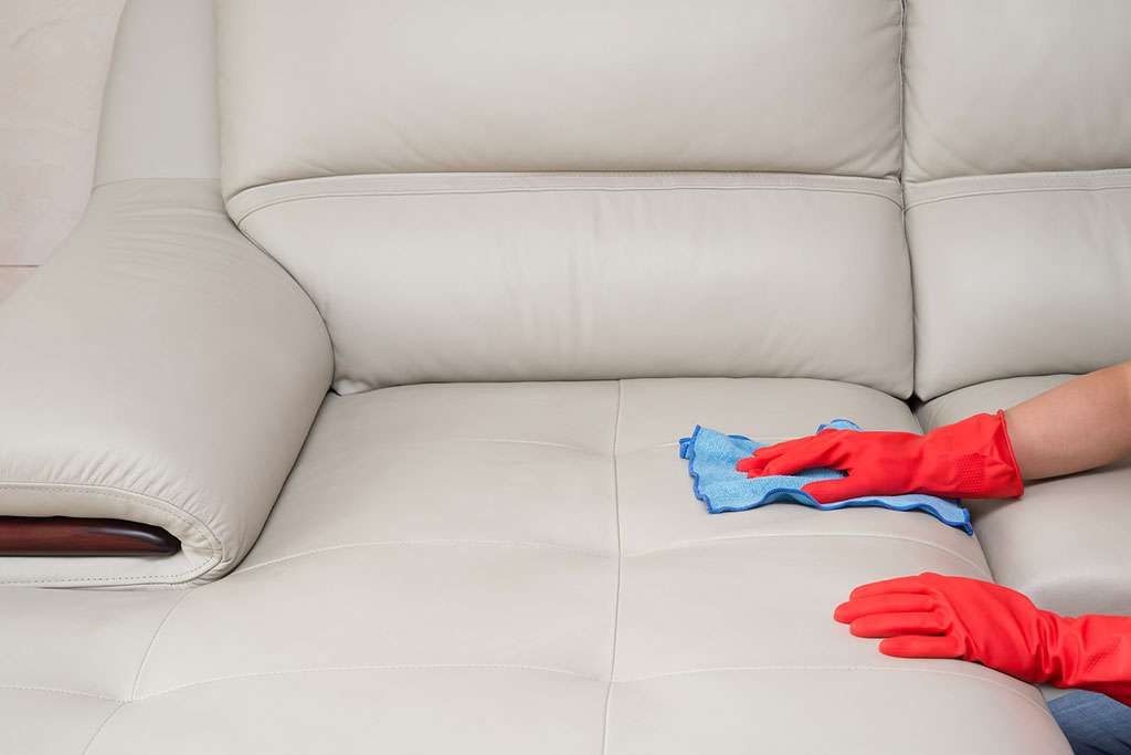 Как вывести кровь с дивана в домашних условиях: способы для разных типов обивки