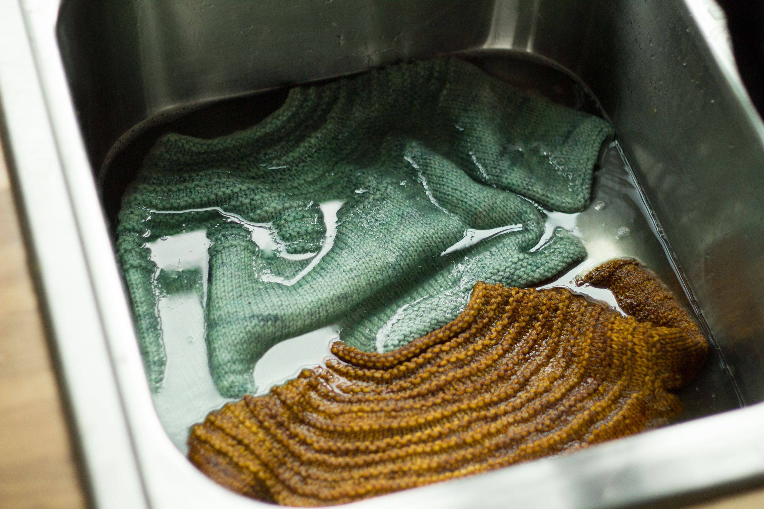 Правильная стирка шерстяного свитера вручную и в стиральной машинке