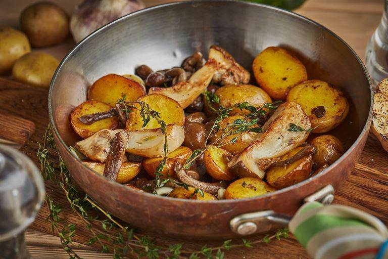 Жареная картошка с шампиньонами просто, быстро и вкусно - грибы собираем