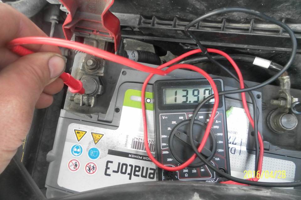 Проверка уровня электролита, плотности и заряда автомобильного аккумулятора