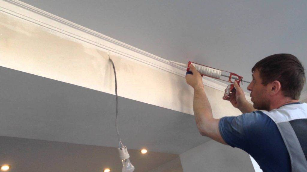 Как можно приклеить потолочный плинтус к натяжному потолку, способы крепления галтелей