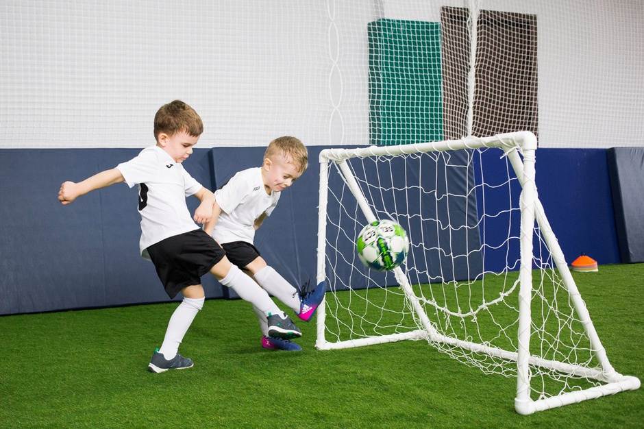 Как и где правильно научить ребенка играть в футбол с нуля
