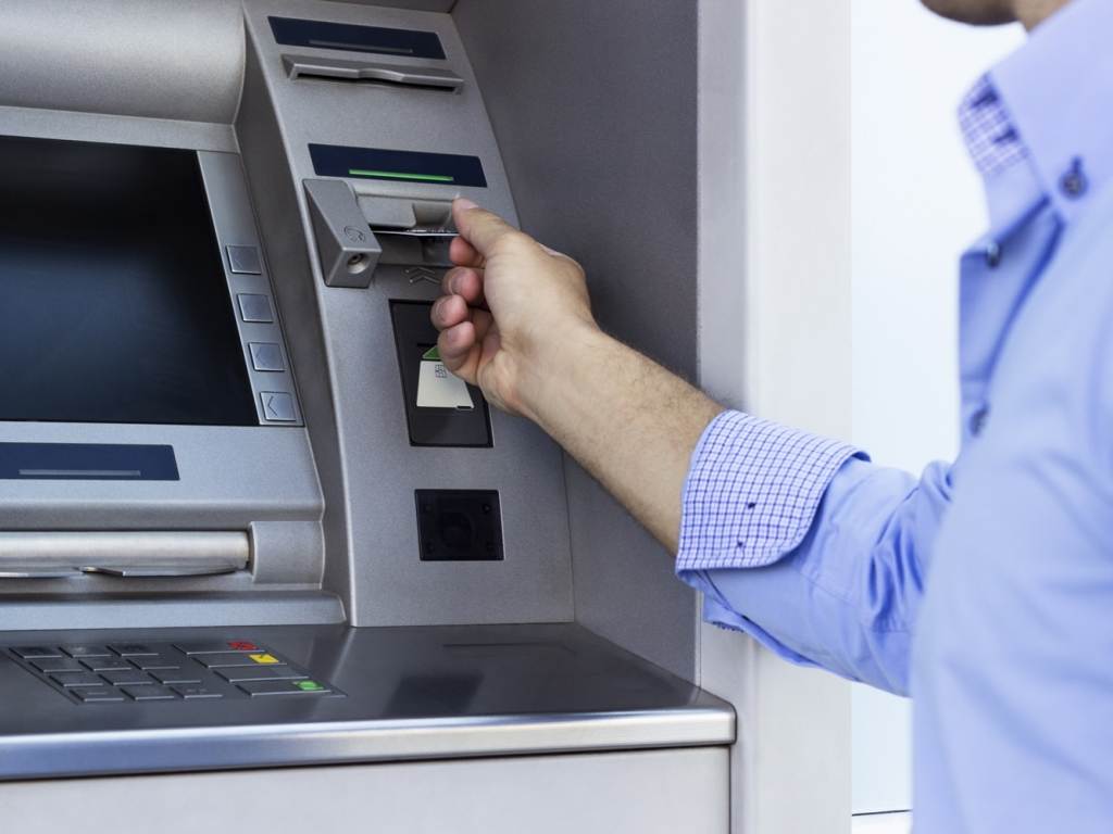 Как снять деньги с карты через банкомат: правила использования устройства