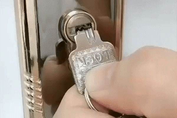 Как вытащить ключ из личинки замка. что делать если застрял ключ в замке двери.