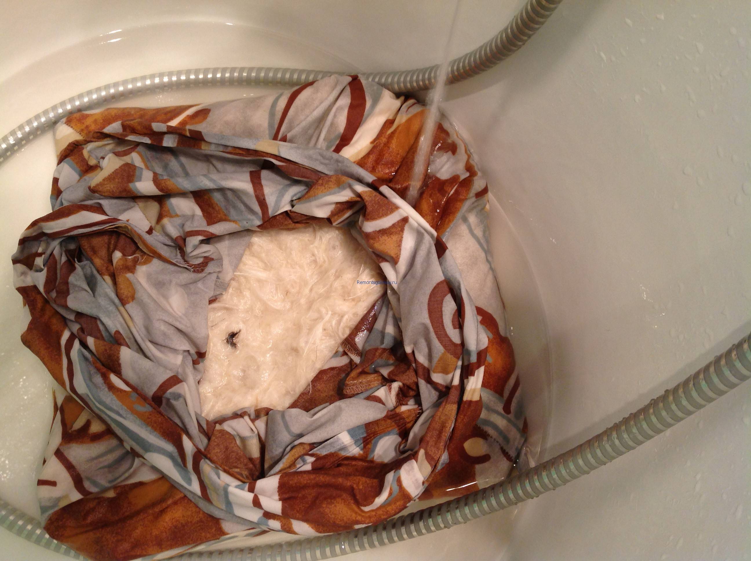 Как стирать подушки из перьев дома: вручную и в стиральной машине?