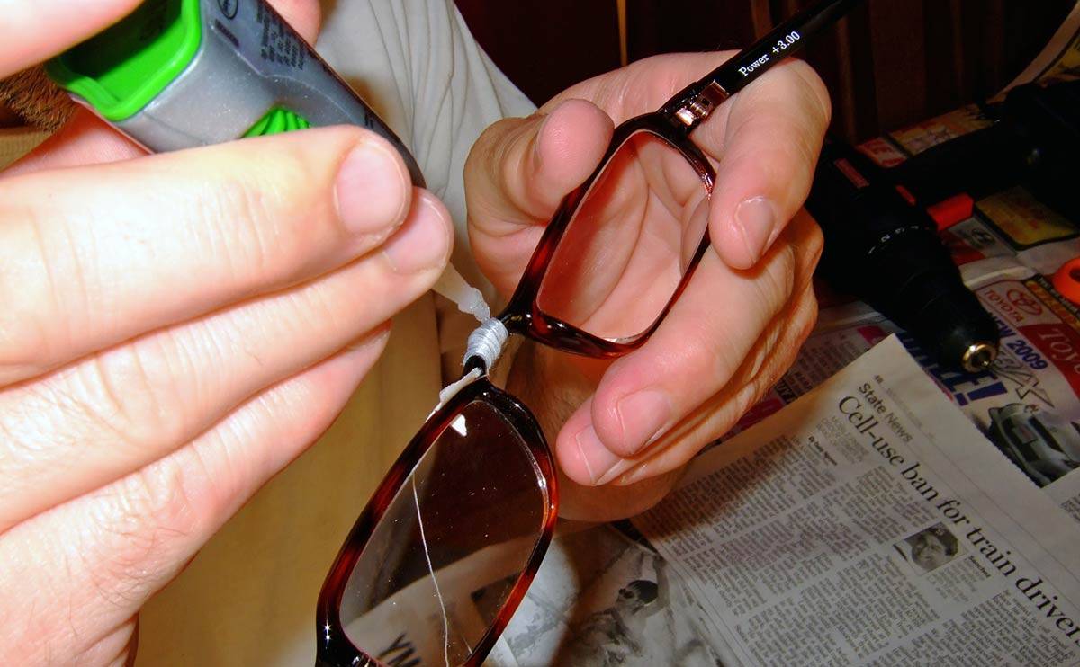 Полезные рекомендации, как убрать клей со стекла на очках