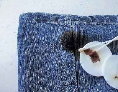 Как отстирать кровь с джинсов: чем можно вывести кровь от месячных, как отмыть с белых джинсов, как можно оттереть или удалить засохшую кровь
