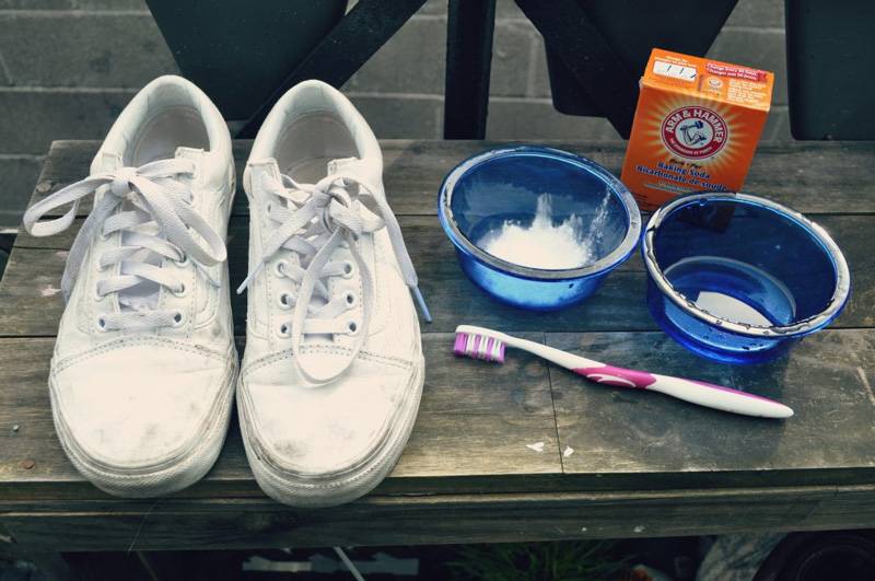 Как очистить белую подошву кроссовок в домашних условиях: советы с видео
