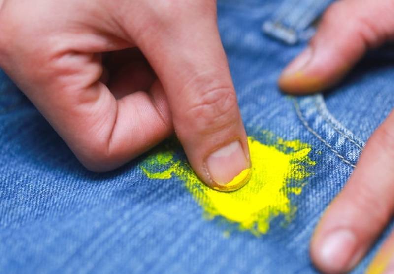 Чем и как вывести пятно от краски с одежды в домашних условиях: способы для разных красок и типов ткани
