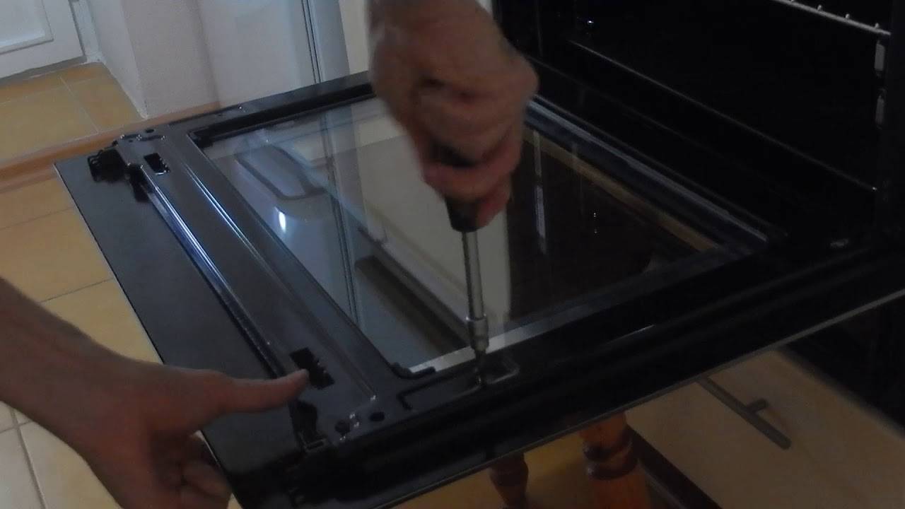 Как отмыть стекло в духовке изнутри?