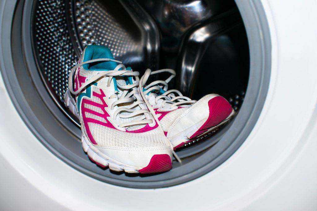 Можно ли и как стирать кроссовки, кеды, бутсы в стиральной машине автомат и вручную, режим стирки