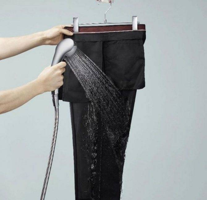Как убрать блеск с брюк и восстановить их эстетичный вид?