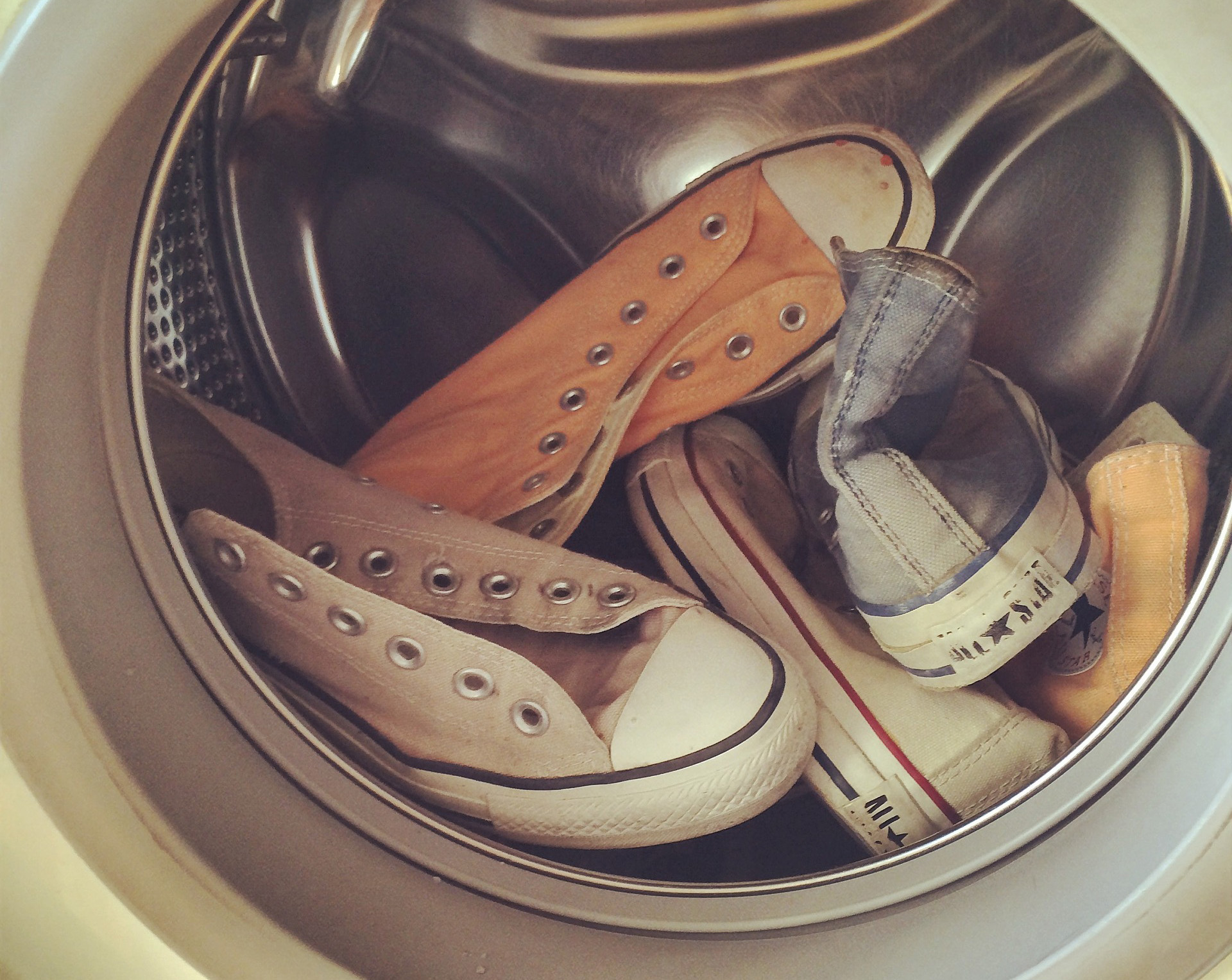 Можно ли и как стирать кроссовки, кеды, бутсы в стиральной машине автомат и вручную, режим стирки