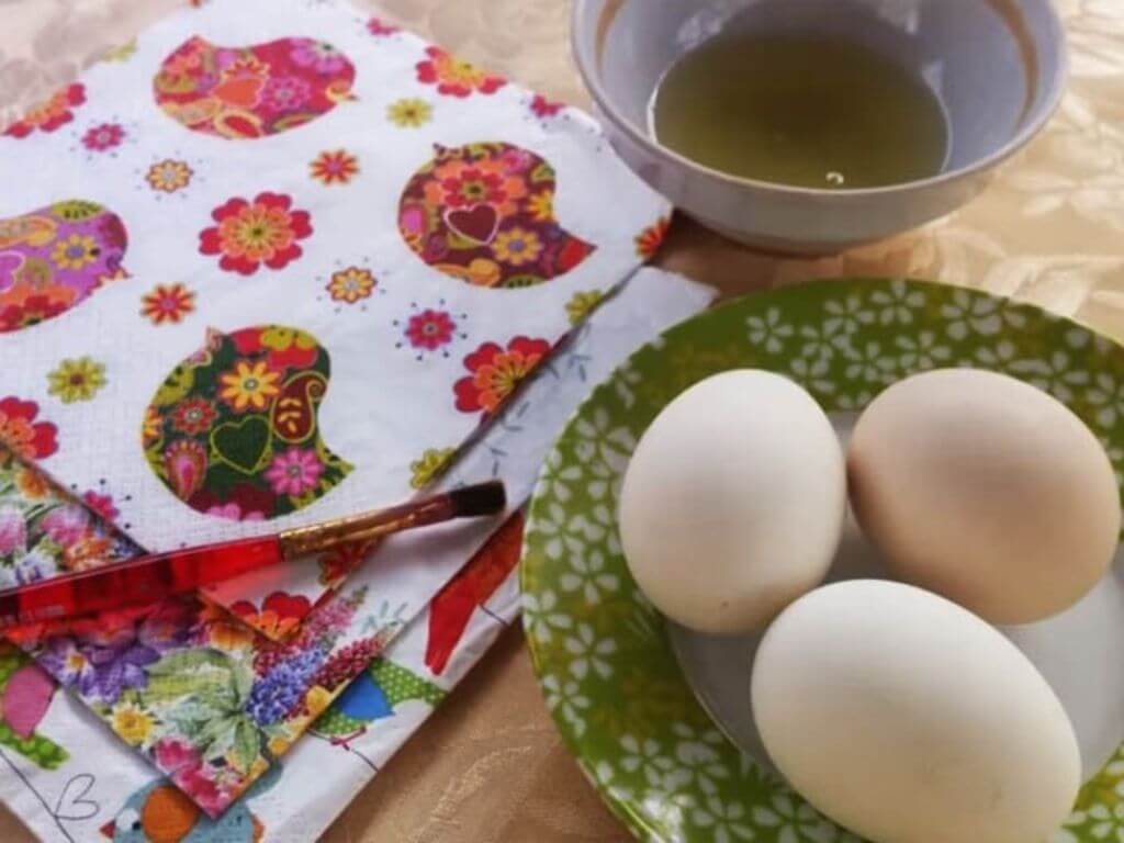 Декупаж пасхальных яиц салфетками: 5 мастер-классов для начинающих