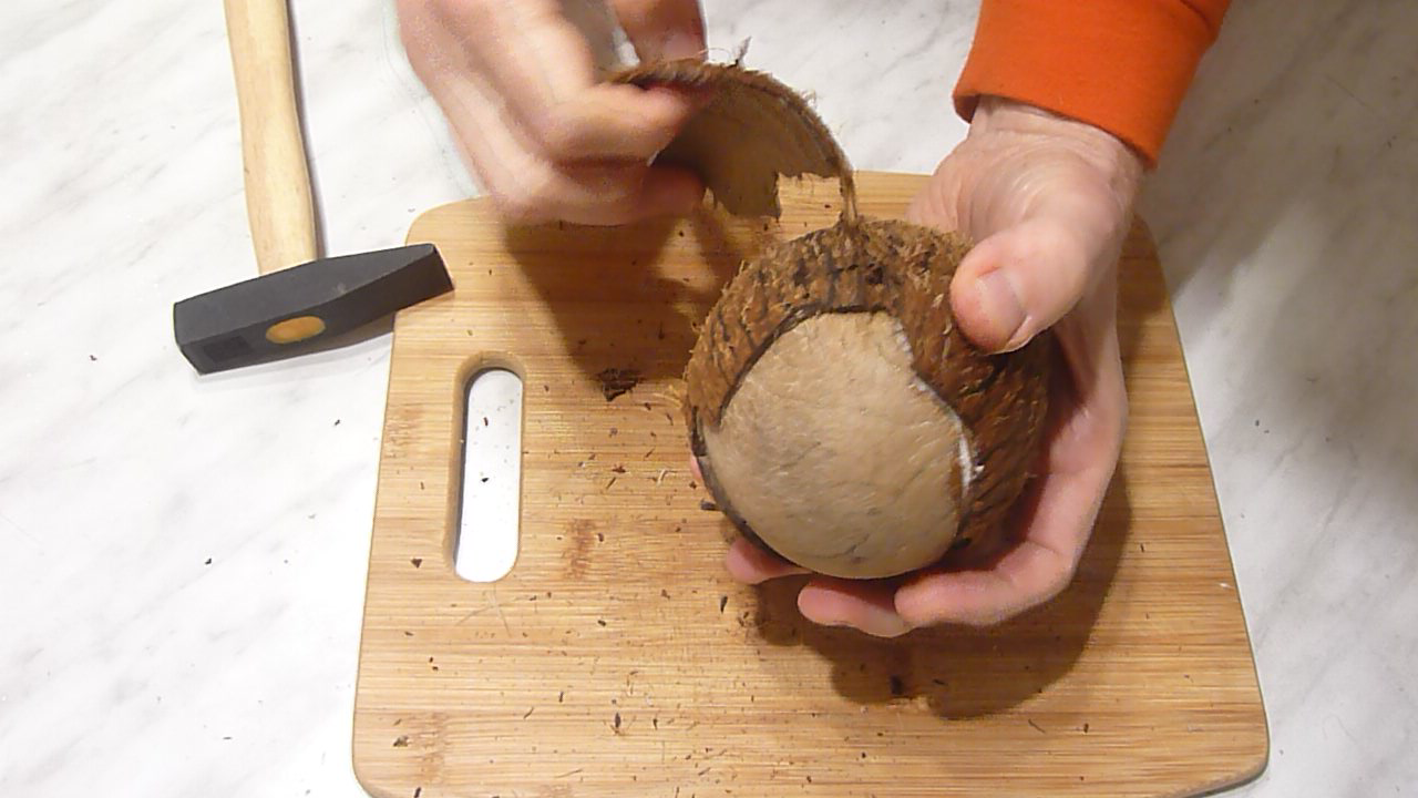 Как хранить кокос в свежем виде, срок годности стружки и молока, правила хранения кокосового масла