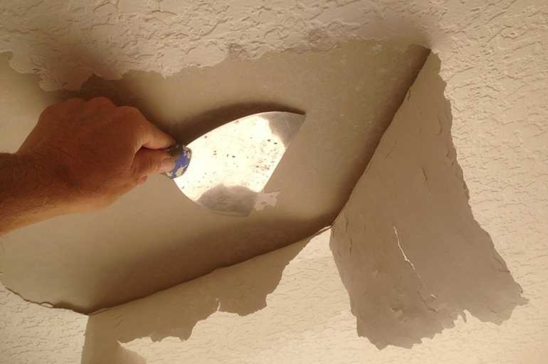 Как снять водоэмульсионную краску с потолка и стен