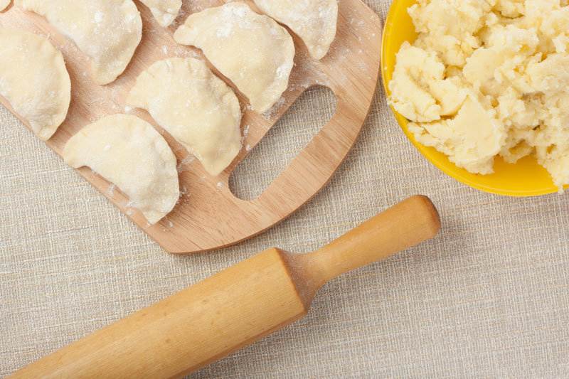 Как приготовить тесто для домашних вареников. 5 оличных рецептов с фото