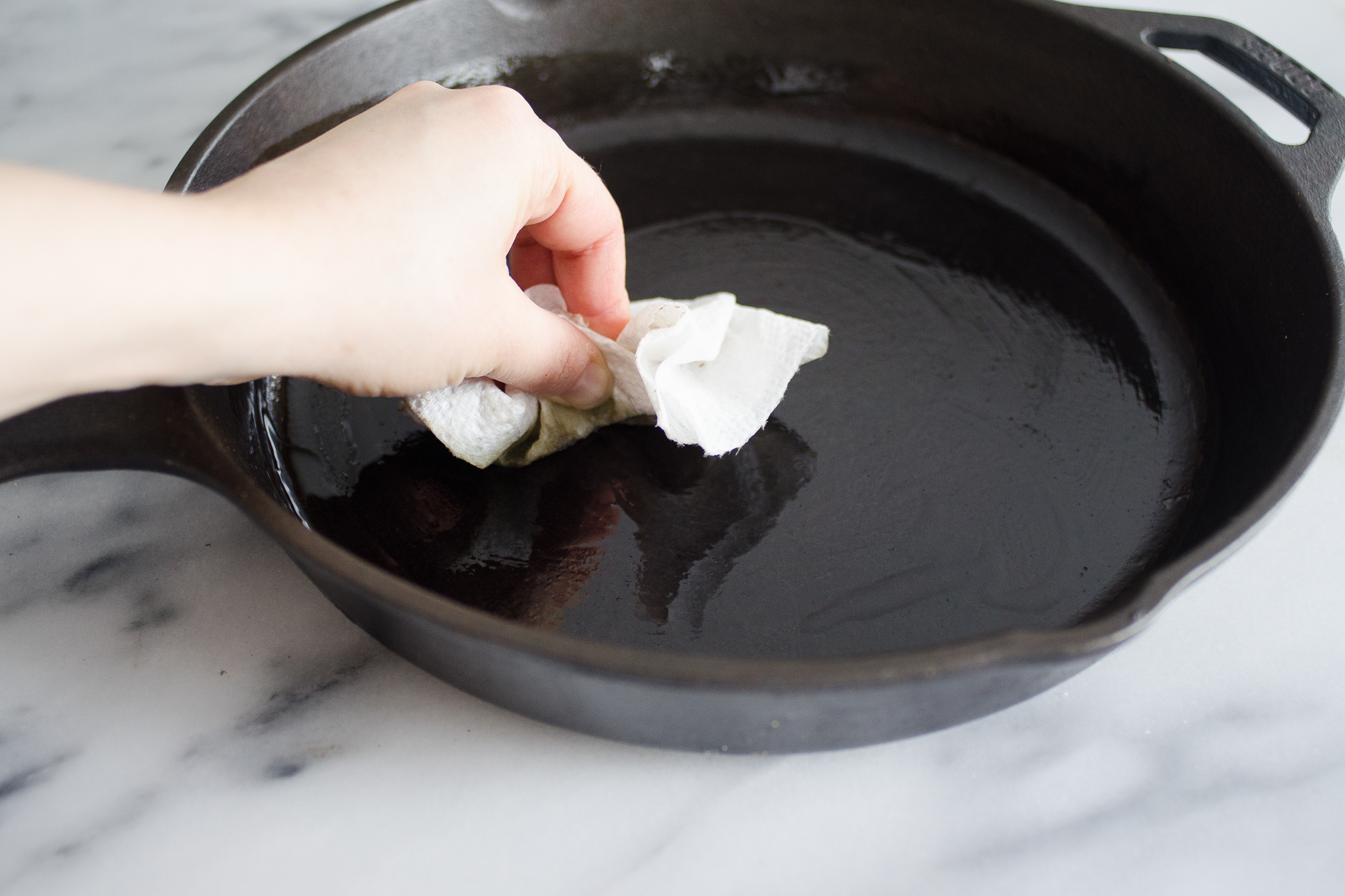 Чугунная сковорода, как прокалить перед первым использованием, подготовка к первому применению