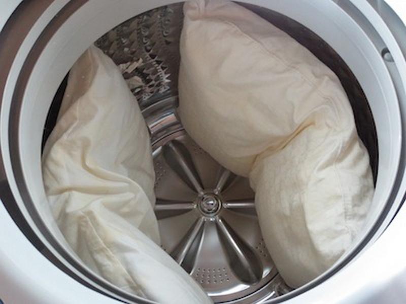 Как стирать холлофайбер в стиральной машине и вручную?