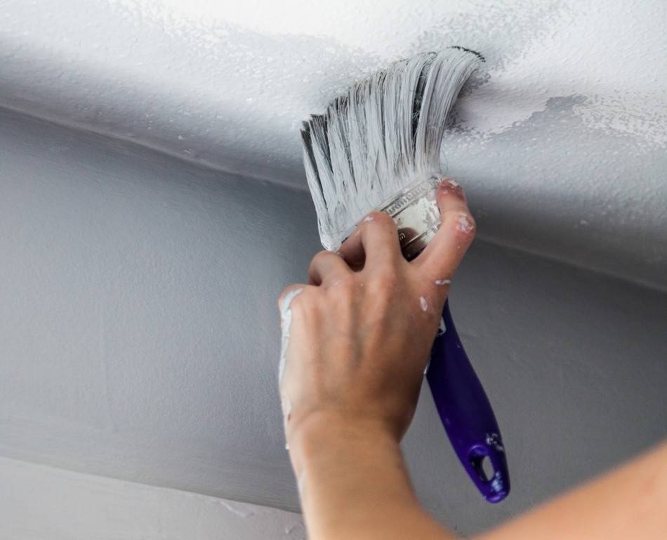 Как покрасить потолок водоэмульсионной акриловой краской?