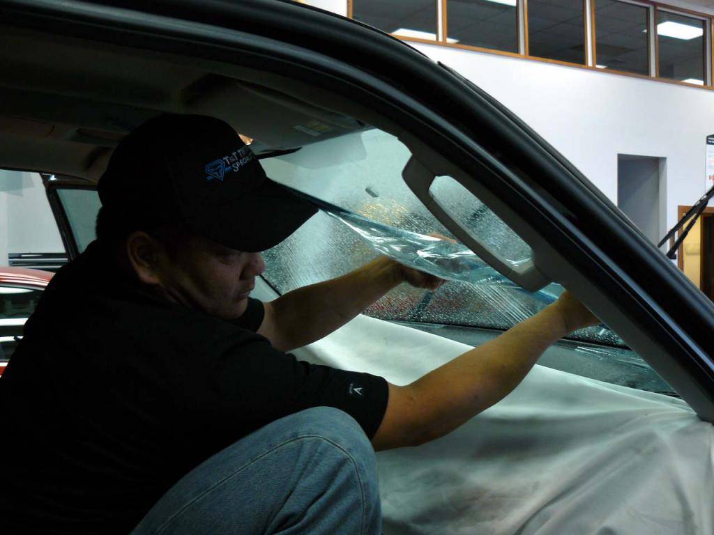 Как правильно тонировать стекла автомобиля своими руками