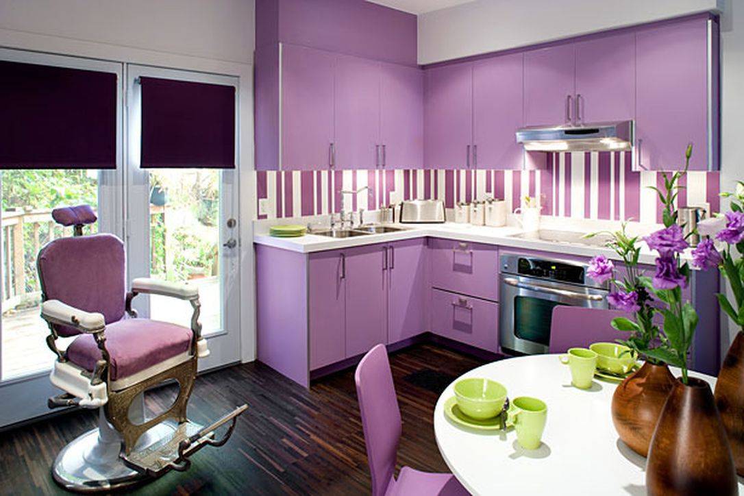 Розовый сиреневый зеленый. Кухня сиреневая с салатовым. Фиолетовый цвет в интерьере кухни. Кухня в сиреневых тонах. Лиловый цвет в интерьере кухни.