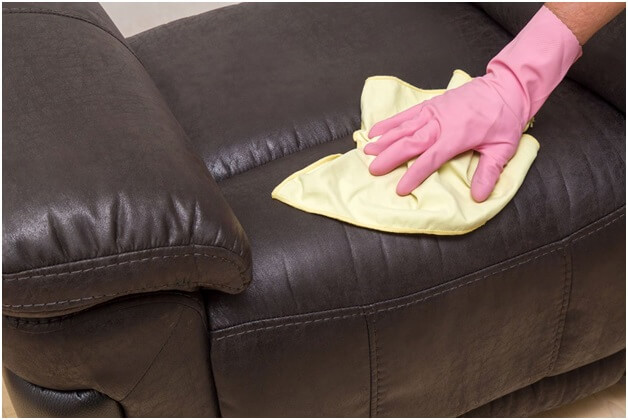 Как почистить кожаный диван в домашних условиях