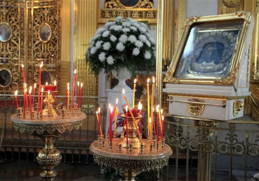 Как правильно ставить свечи в церкви и последовательность действий