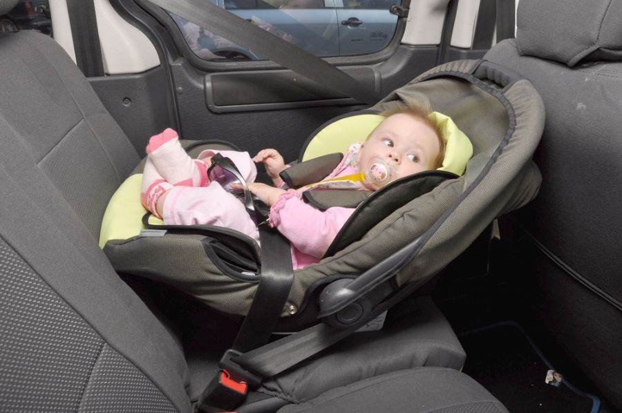 Как перевозить новорожденного в машине: правила крепления автолюльки к креслу автомобиля