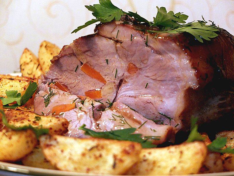 Свинина запеченная в духовке — топ 10 рецептов.  как приготовить мясо в духовке чтобы оно было мягким и сочным?