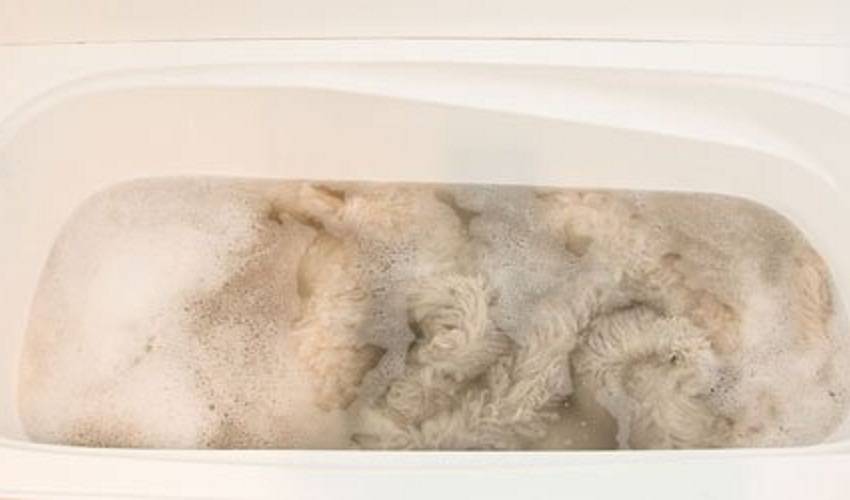 Как стирать одеяло из овечьей шерсти вручную и в стиральной машине?