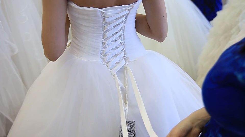 Как следует шнуровать свадебное платье
