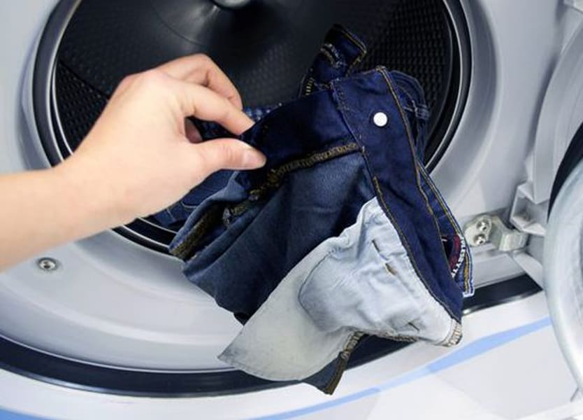 Как постирать и высушить джинсы