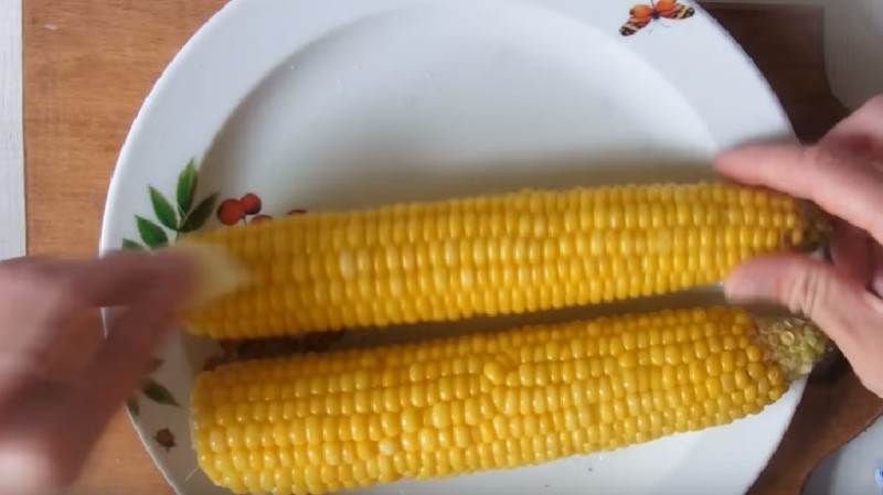 Как и сколько по времени варить молодую кукурузу в початках в кастрюле?