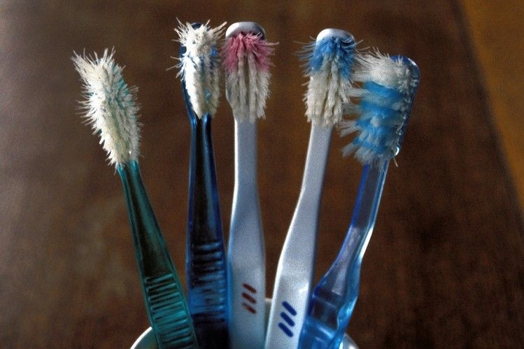 Как часто надо менять зубную щетку и для чего это необходимо делать?