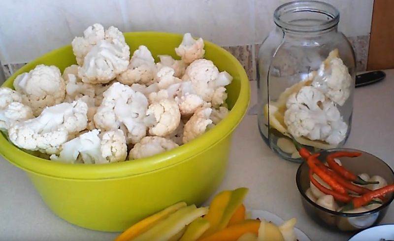 Вкусная и хрустящая маринованная цветная капуста на зиму: 7 быстрых рецептов