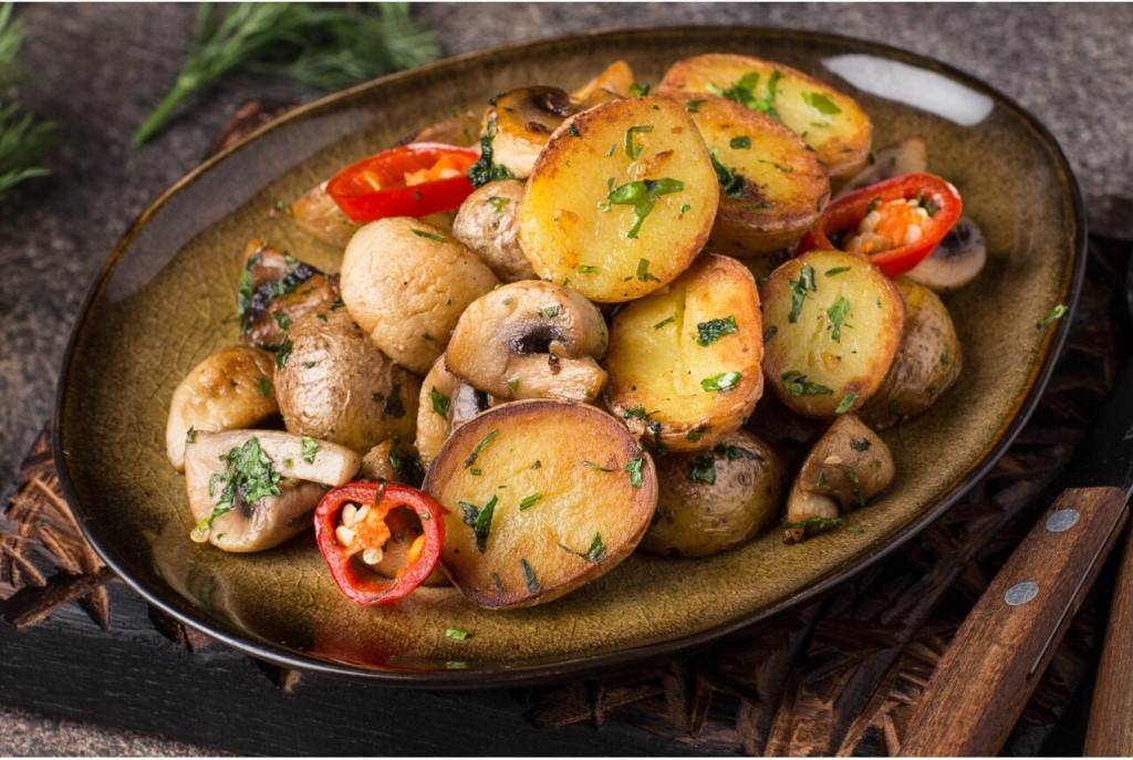 Картошка с шампиньонами на сковороде - рецепт с пошаговыми фото