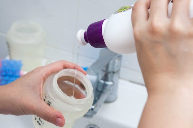 Неприятный запах канализации из раковины на кухне: как устранить в домашних условиях