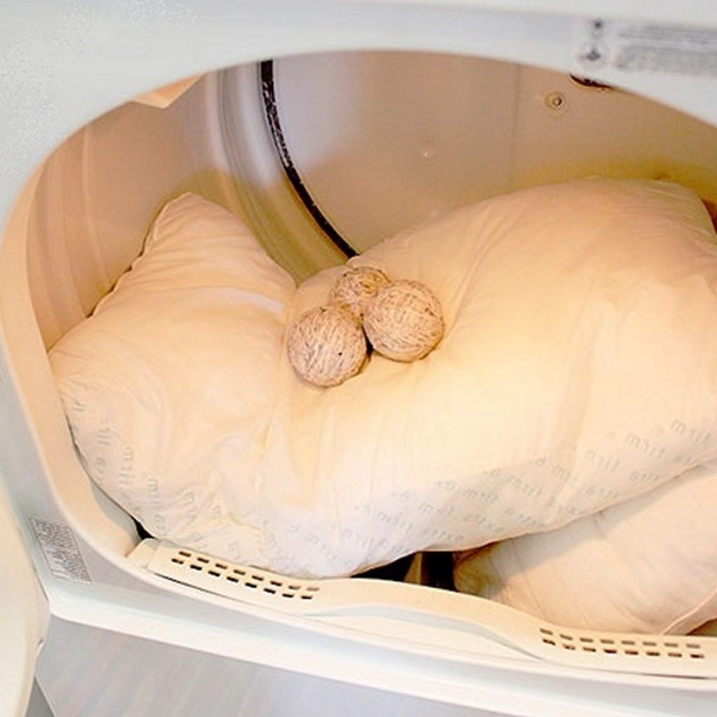 Можно ли и как стирать пуховое одеяло в стиральной машинке