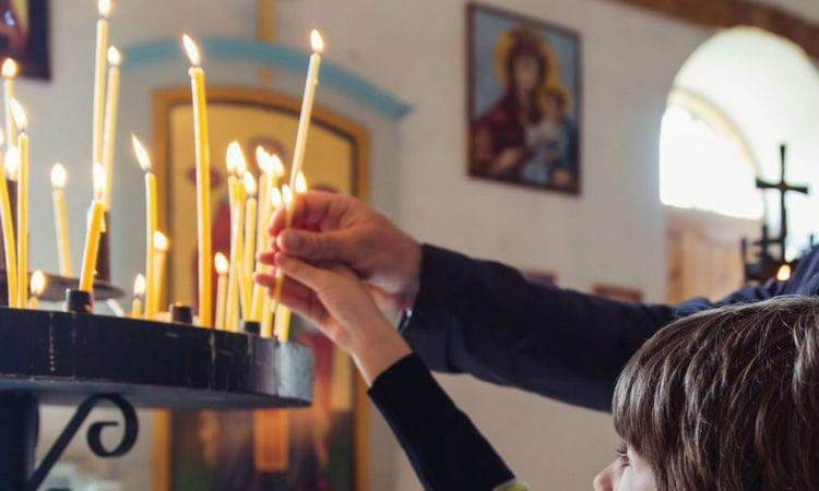Поставить незажженную или горящую свечу является равным пожертвованием человека церкви и богу