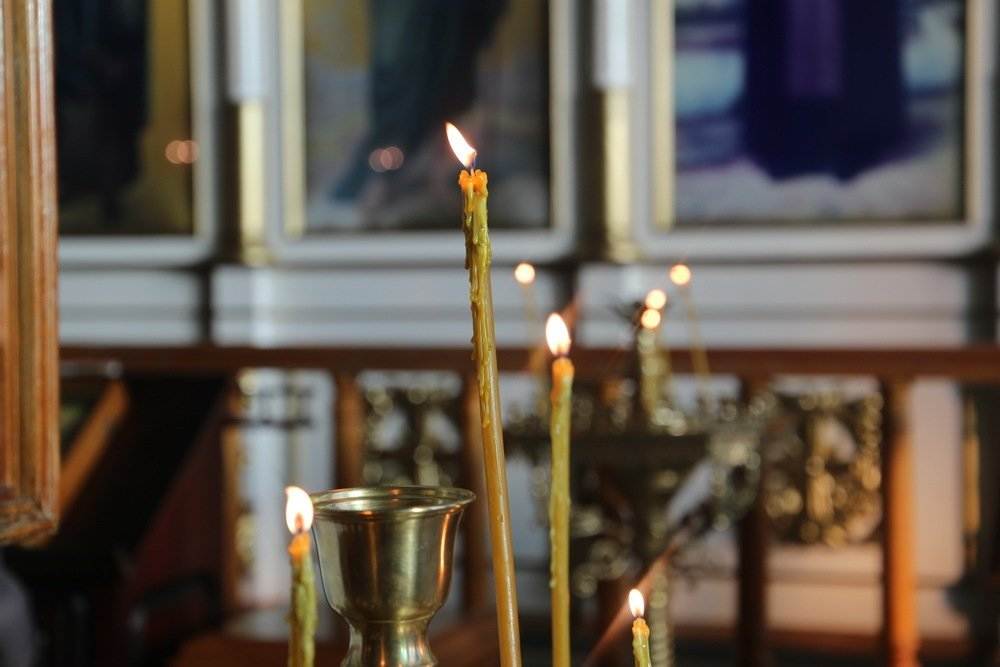 Как ставить свечи в церкви: за себя, родных, врагов