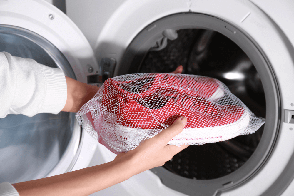 Можно ли и как стирать обувь в стиральной машине автомат