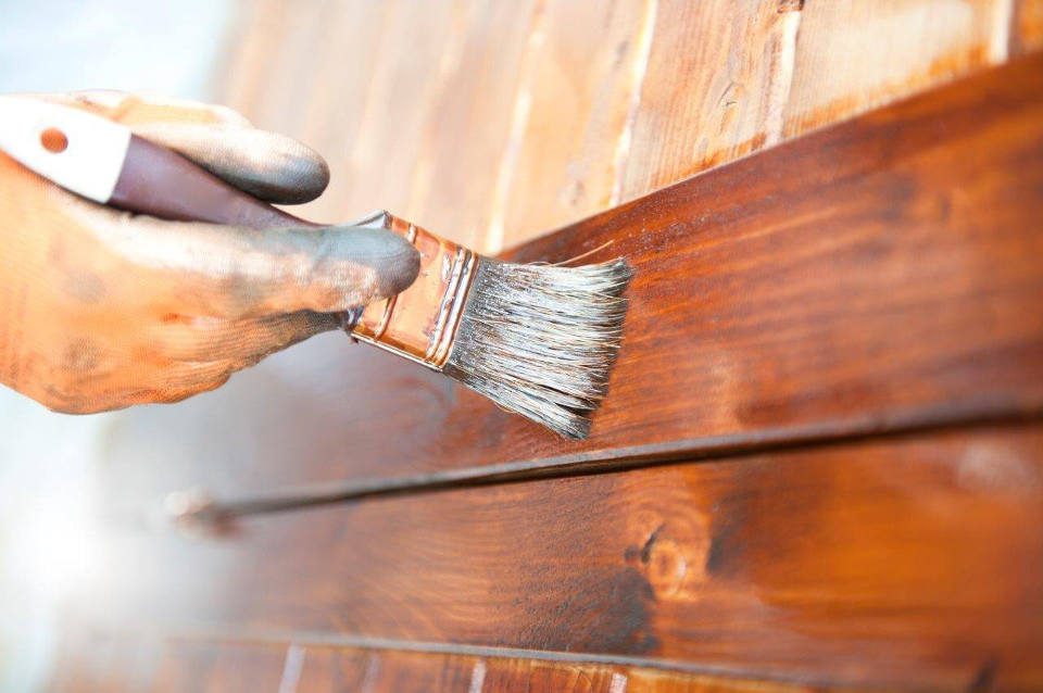 Покраска деревянных стен своими руками