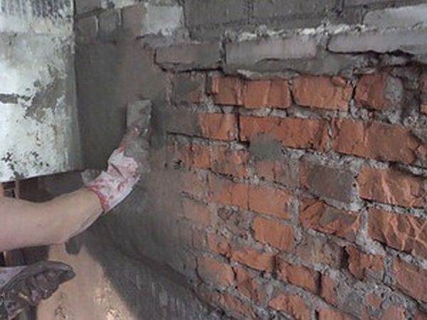 Как правильно проводить оштукатуривание кирпичной стены внутри или снаружи квартиры: выбор смеси, этапы работ, полное профессиональное руководство