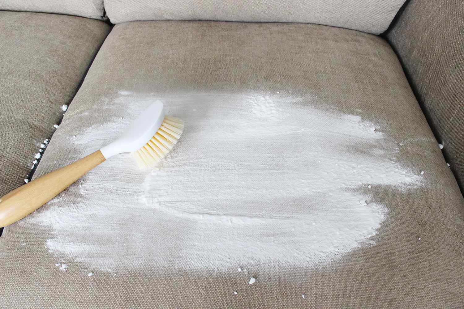 Как и чем лучше почистить диван в домашних условиях быстро и эффективно